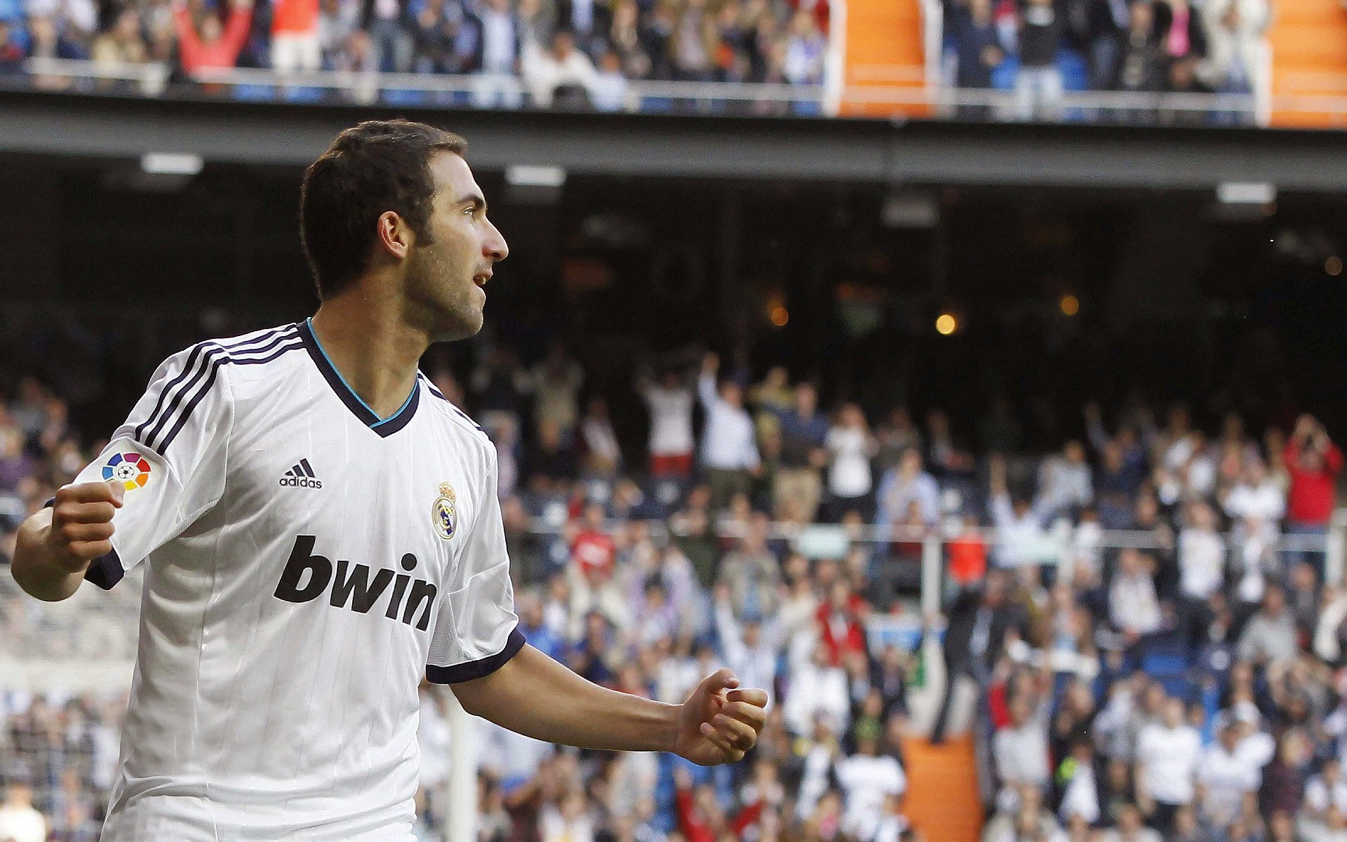 城市间球迷应援活动频繁，球迷经济效应显现，球迷集市买什么